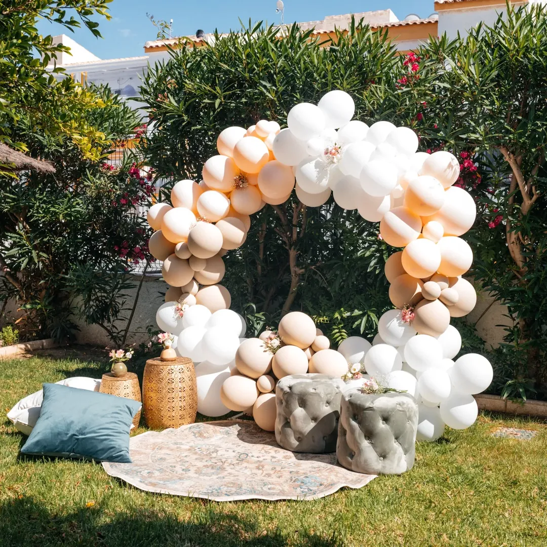 Zona de fotos al aire libre con luces y flore
